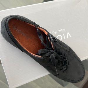 NIB Black Magnolia Abigail Size 7 Vionic casual zip up and lace up sneaker.